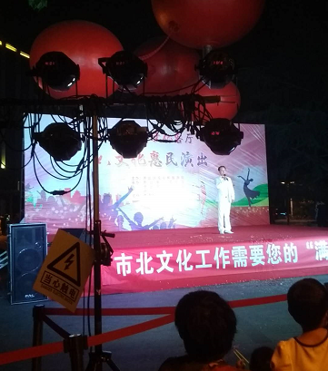周末晚上，路過(guò)糖球廣場(chǎng)，有文藝演出