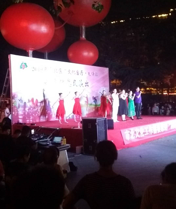 周末晚上，路過(guò)糖球廣場(chǎng)，有文藝演出